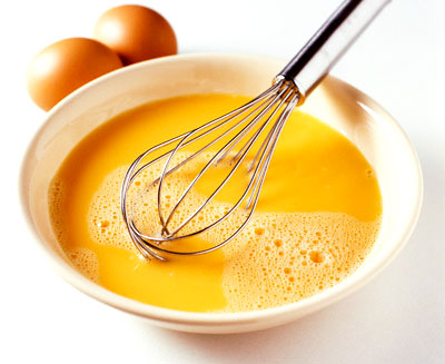 Đánh trứng bằng dụng cụ nhôm để đảm bảo chất dinh dưỡng trong trứng